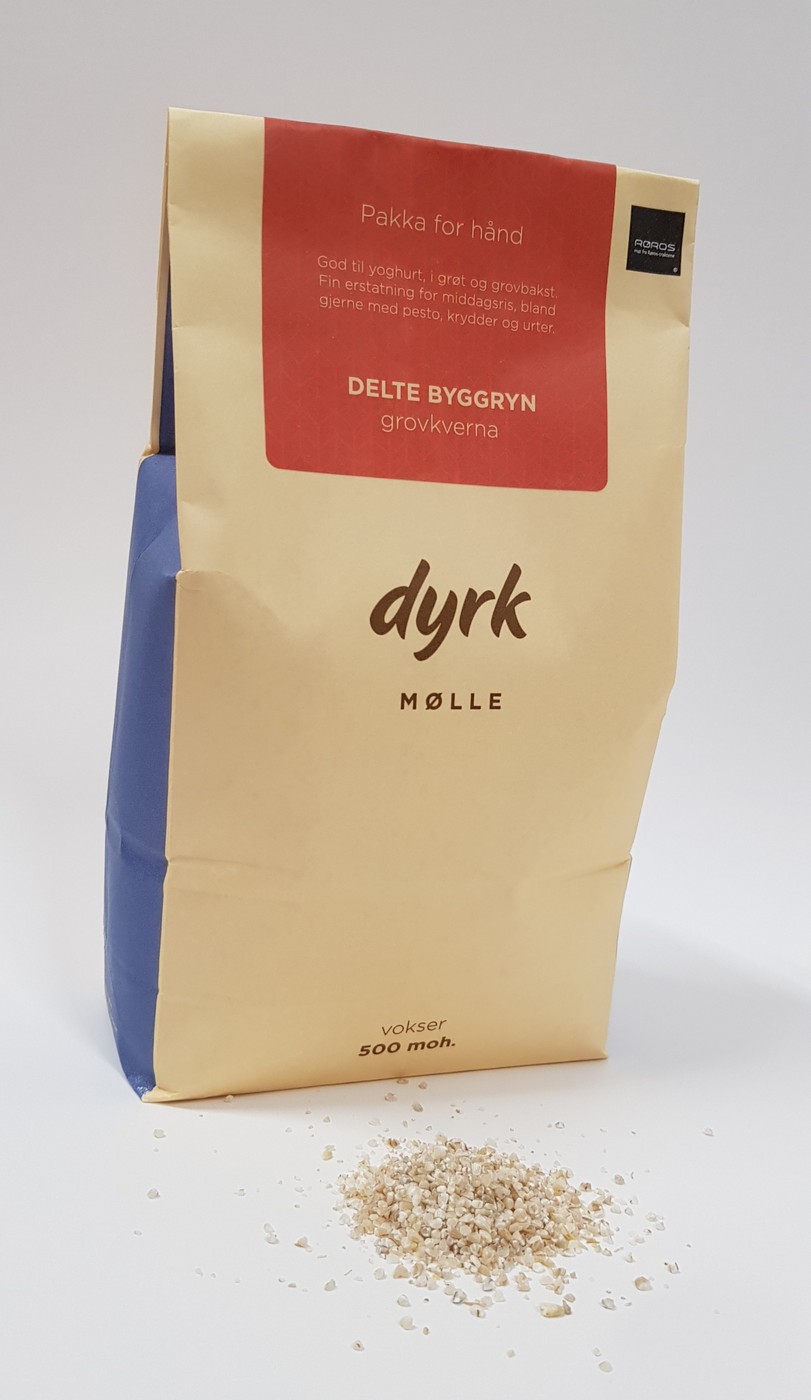Pose med delte grovkvernede byggryn fra Dyrk Mølle