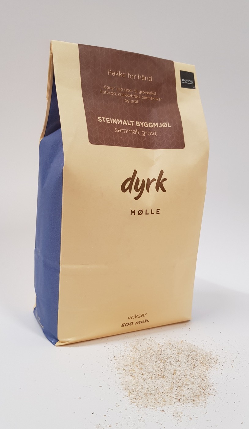 Pose med grovt sammalt steinmalt byggmjøl fra Dyrk Mølle