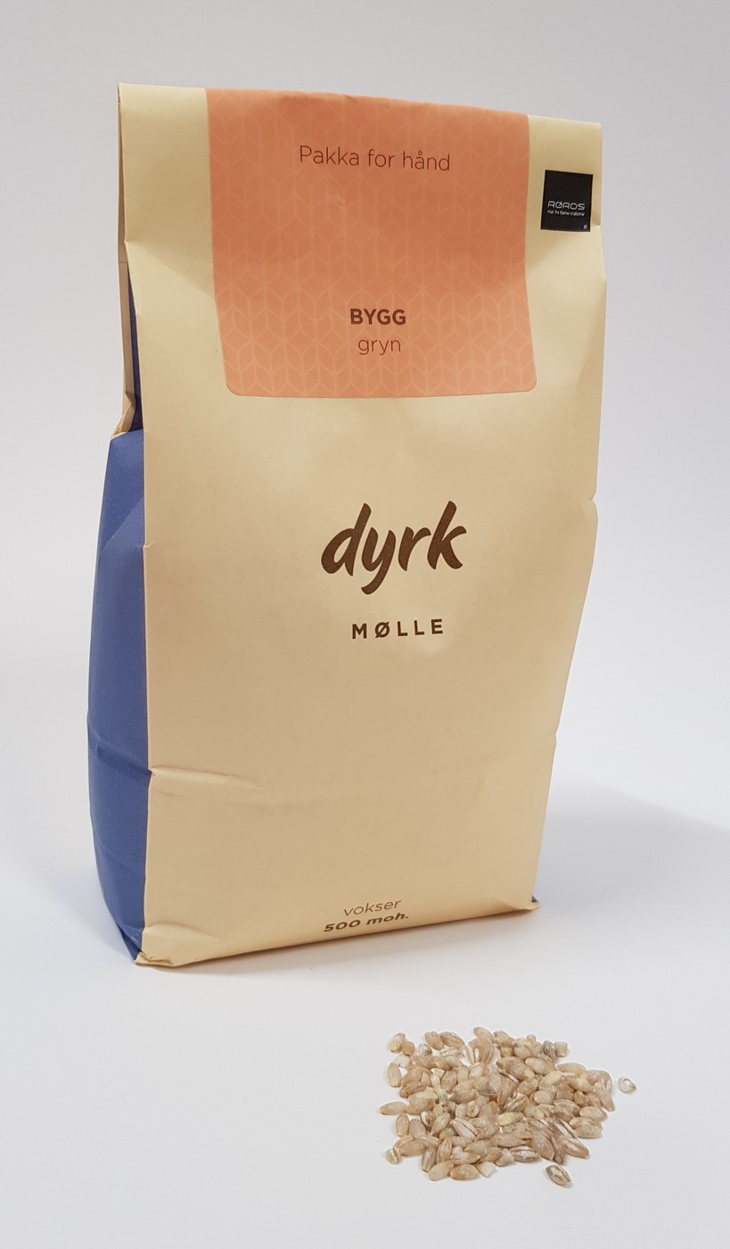 Pose med hele byggryn fra Dyrk Mølle